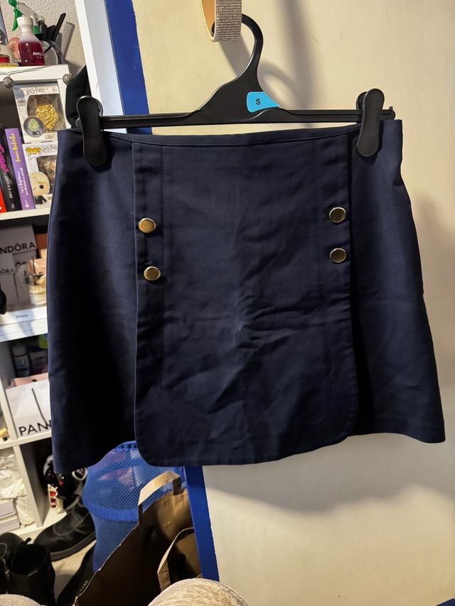 Falda azul marino con botones dorados