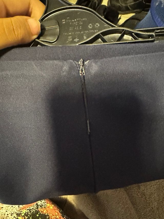 Falda azul marino con botones dorados