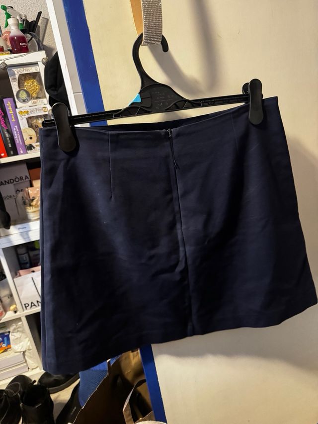 Falda azul marino con botones dorados