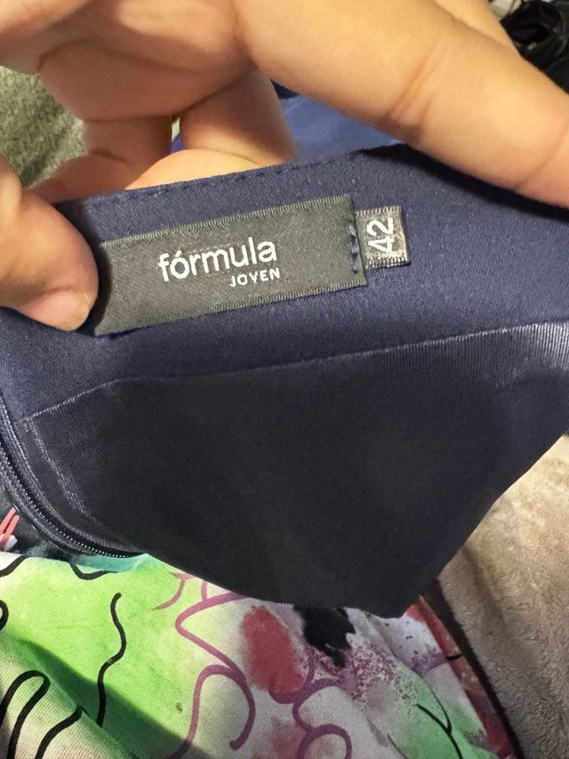 Falda azul marino con botones dorados