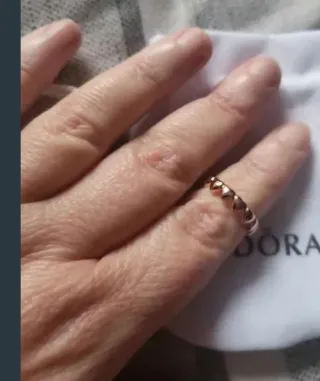 Anillo fila de corazónes de Pandora