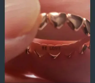 Anillo fila de corazónes de Pandora
