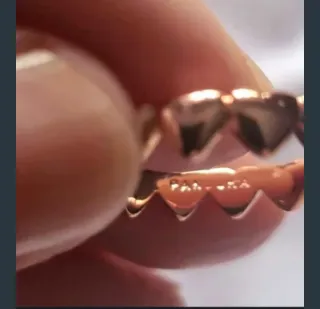 Anillo fila de corazónes de Pandora