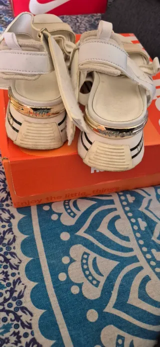 Sandalias Liu Jo doradas y blancas