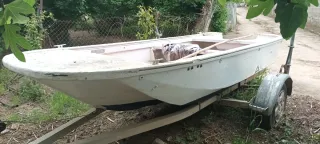 Barco open antiguo blanco.