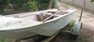 Barco open antiguo blanco.