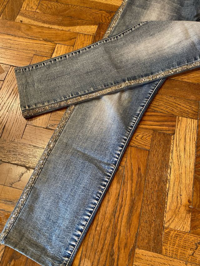 Jeans azules con detalles brillantes