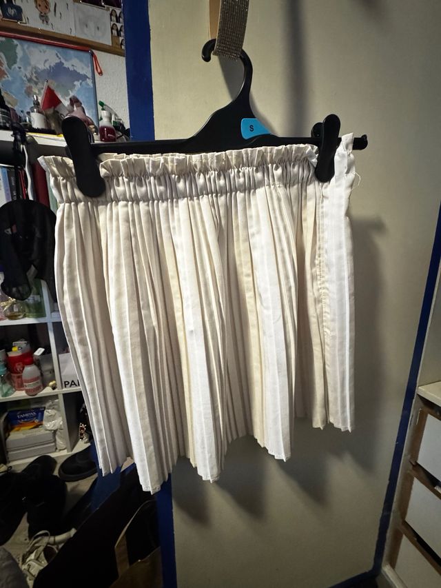 Falda plisada beige talla M