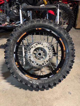 Llantas Enduro KTM 690 con neum Michelin y Mousse