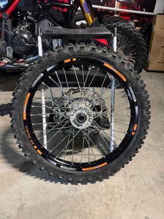 Llantas Enduro KTM 690 con neum Michelin y Mousse