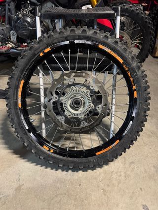 Llantas Enduro KTM 690 con neum Michelin y Mousse