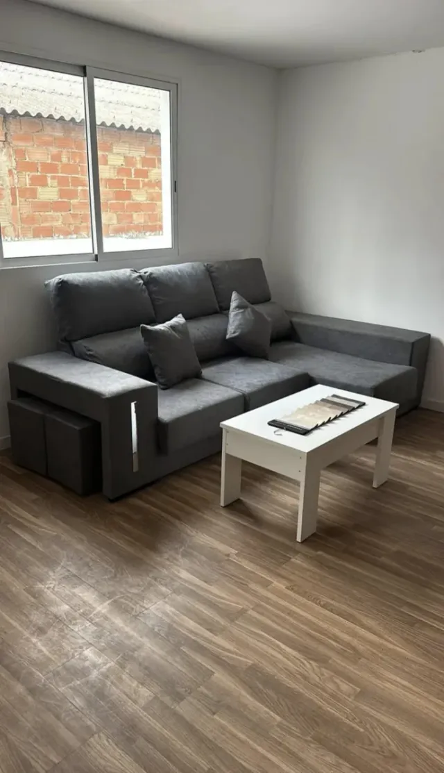 Divano chaise longue grigio in tessuto