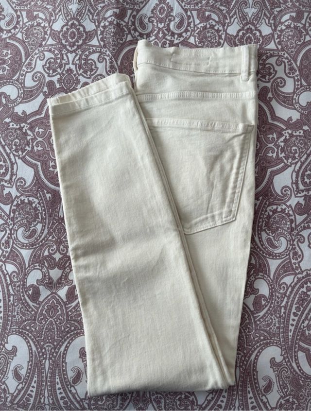 Vaquero pitillo elástico Zara beige
