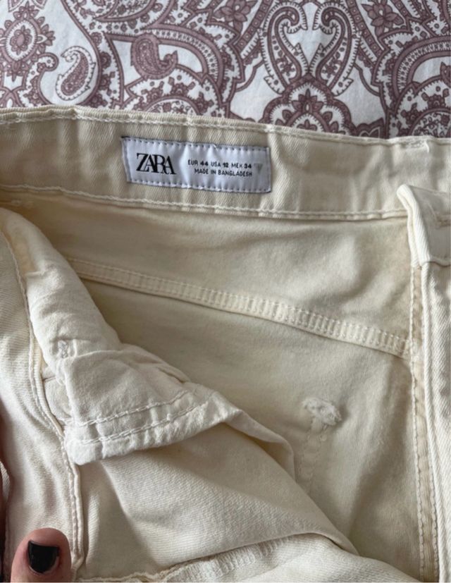 Vaquero pitillo elástico Zara beige