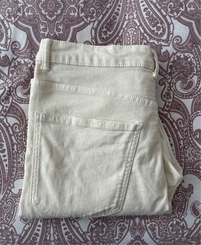 Vaquero pitillo elástico Zara beige