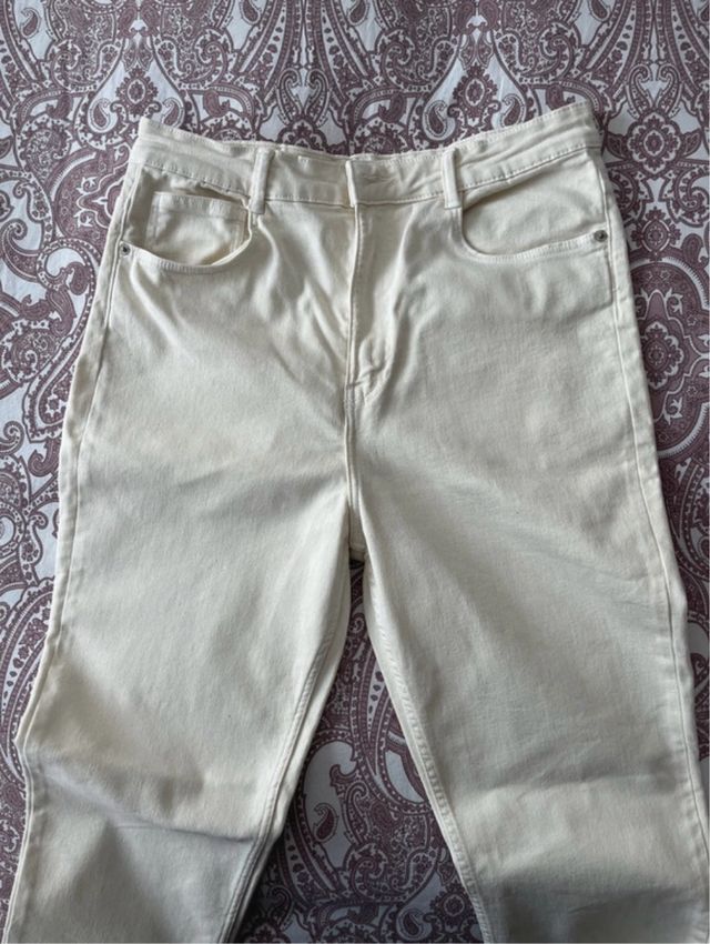 Vaquero pitillo elástico Zara beige