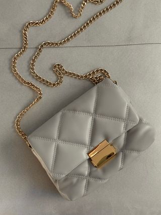 Bolso H&M acolchado con cadena dorada