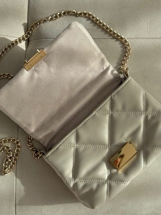 Bolso H&M acolchado con cadena dorada