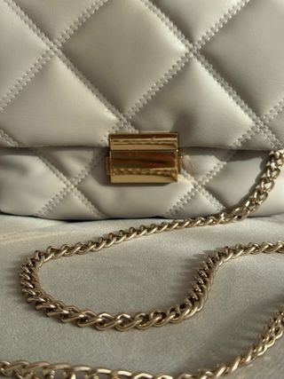 Bolso H&M acolchado con cadena dorada