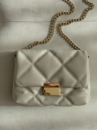 Bolso H&M acolchado con cadena dorada
