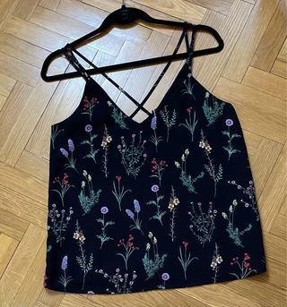 STRADIVARIUS Top floral tirantes cruzados