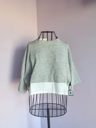 Top crop gris con detalle blanco
