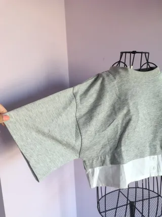 Top crop gris con detalle blanco