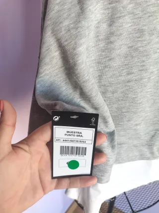 Top crop gris con detalle blanco