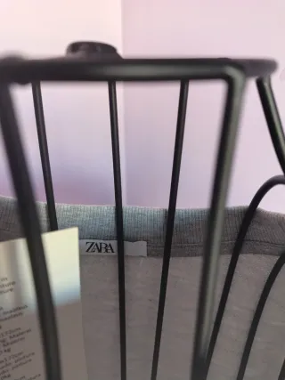 Top crop gris con detalle blanco