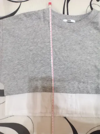 Top crop gris con detalle blanco