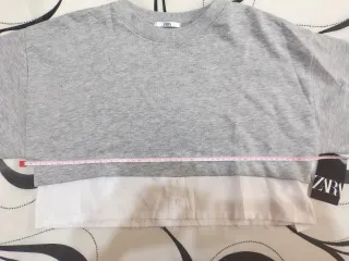 Top crop gris con detalle blanco