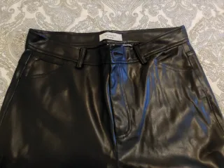 Pan
Patalón imitación piel negro. Talla S (42)