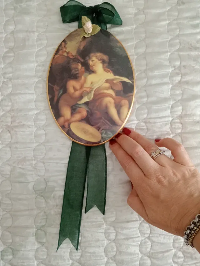 Decorazione ovale con angeli e nastri