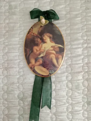 Decorazione ovale con angeli e nastri