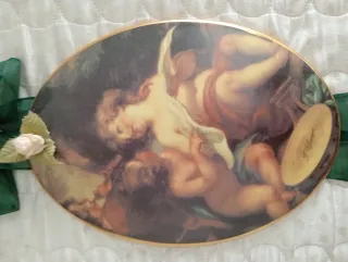 Decorazione ovale con angeli e nastri