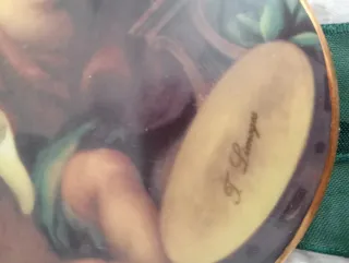 Decorazione ovale con angeli e nastri