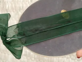 Decorazione ovale con angeli e nastri