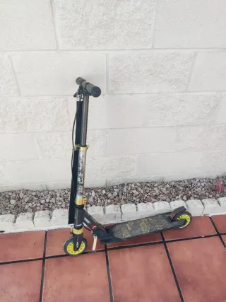 Patinete infantil negro y amarillo