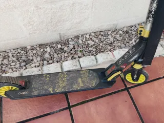 Patinete infantil negro y amarillo