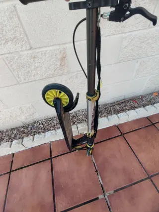 Patinete infantil negro y amarillo