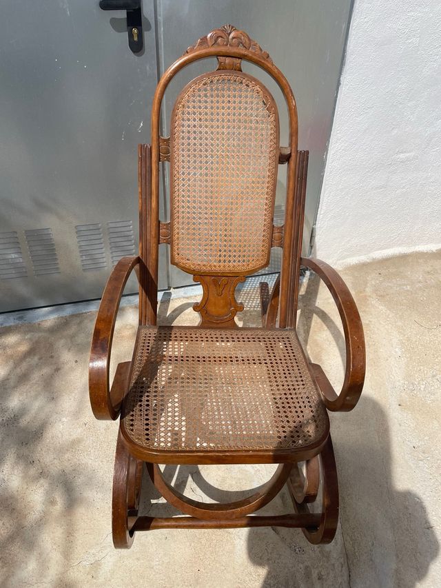 Mecedora antigua de madera y ratán