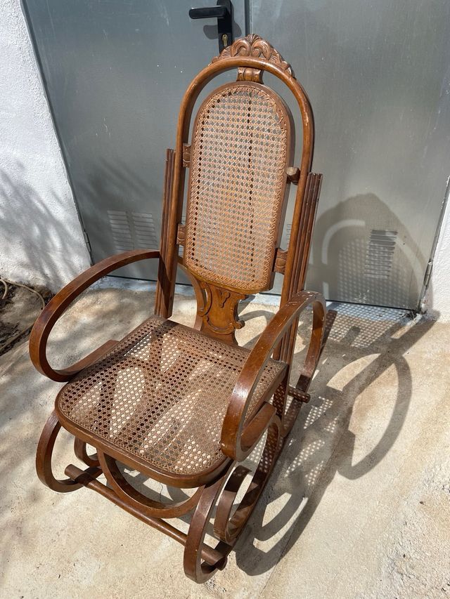 Mecedora antigua de madera y ratán