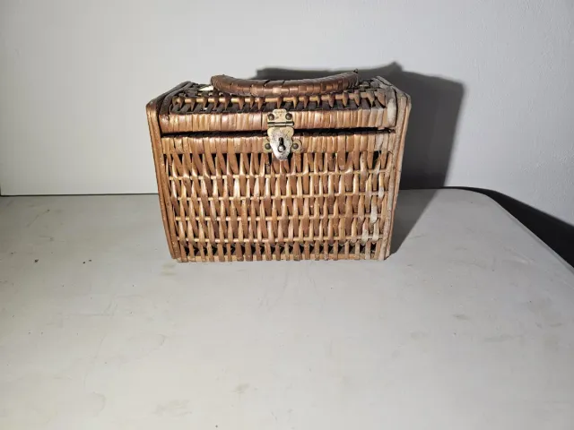 Cesto mimbre vintage con cierre clasico.