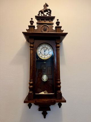 Orologio a pendolo in legno