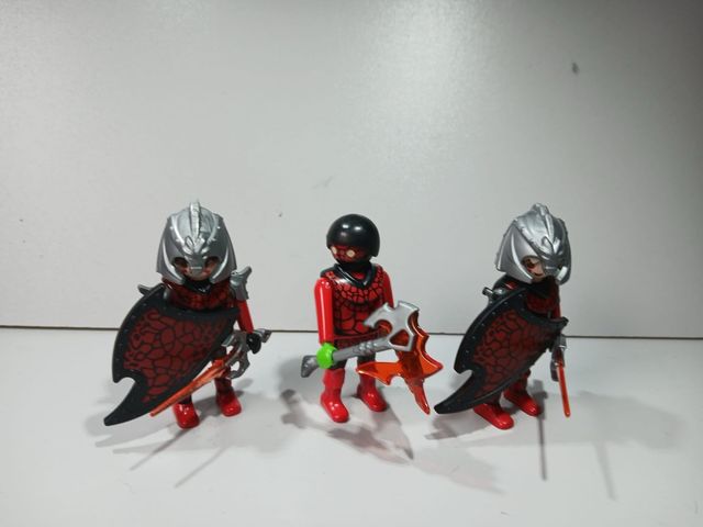Playmobil Guerreros Rojo y Negro