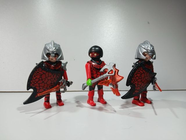 Playmobil Guerreros Rojo y Negro