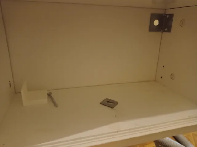 Mueble de entrada blanco con puertas correderas