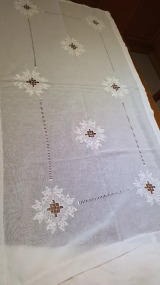Copritavola bianco con ricami