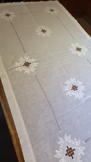 Copritavola bianco con ricami