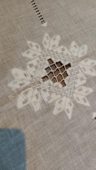 Copritavola bianco con ricami